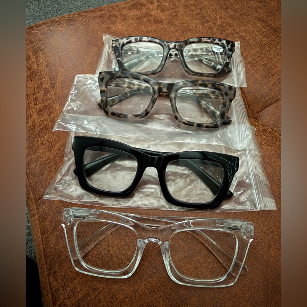Oversized readers +1.50 magnification